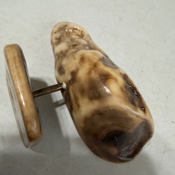 Scrimshaw wildlife engraving on a portion of a Whale’s tooth - Picture 3 of 6